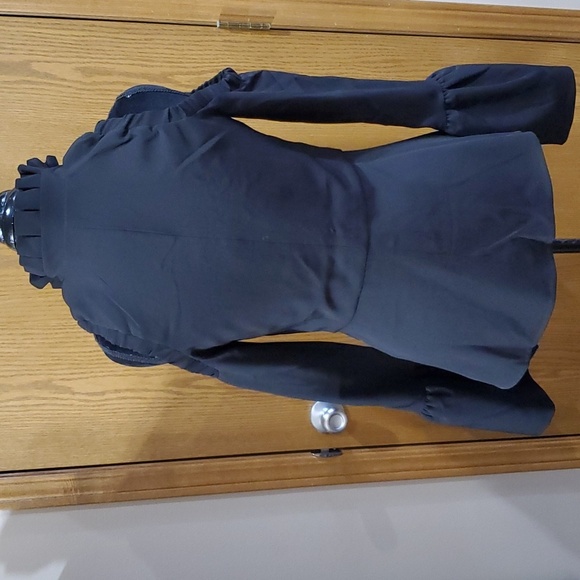 Romeo & juliet couture black cold shoulder bell cuff zip up top - Picture 6 of 8